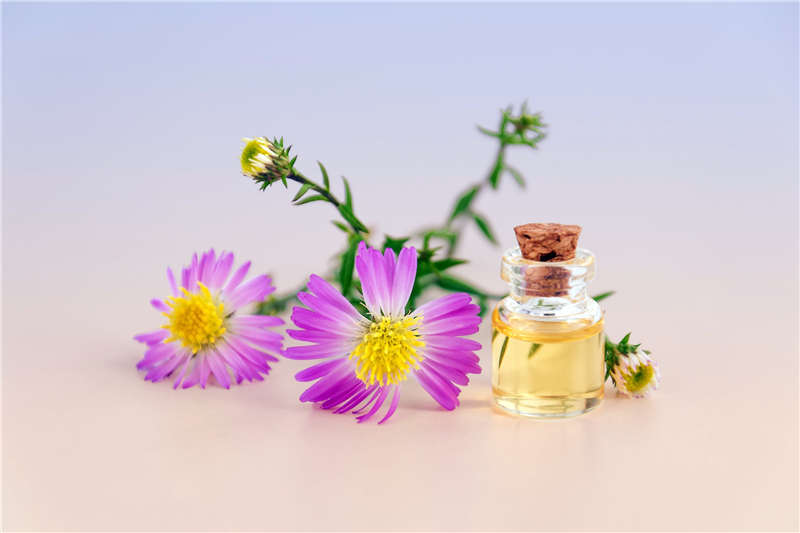 香氛產品中添加的是精油還是香精呢？